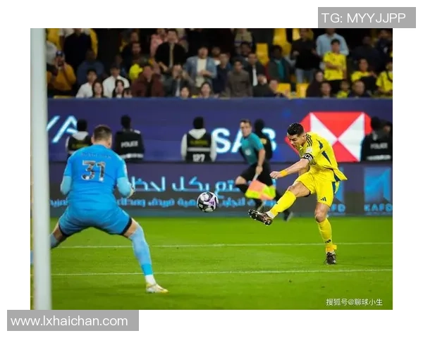 走进足球巨星日常记录揭秘赛场背后的真实生活瞬间 走进足球巨星日常记录揭秘赛场背后的真实生活瞬间